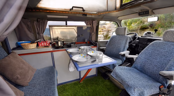 Camper van preparada para una comida de cuatro personas