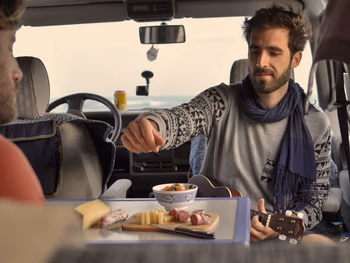 Comiendo en el interior de una camper van