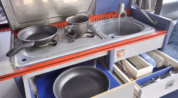 Cocina con utensilios de una camper van