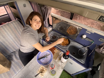 Cocinando en una camper van