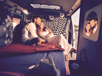 Contemplando el atardecer desde el interior de una camper van