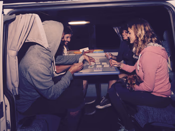 Cuatro amigos comiendo en una camper van