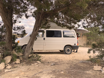 Camper van aparcada en la naturaleza