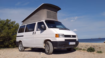 Camper van con el techo elevado